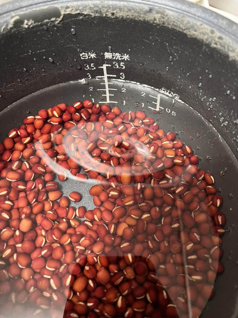 炊飯器にあずきと水をセット