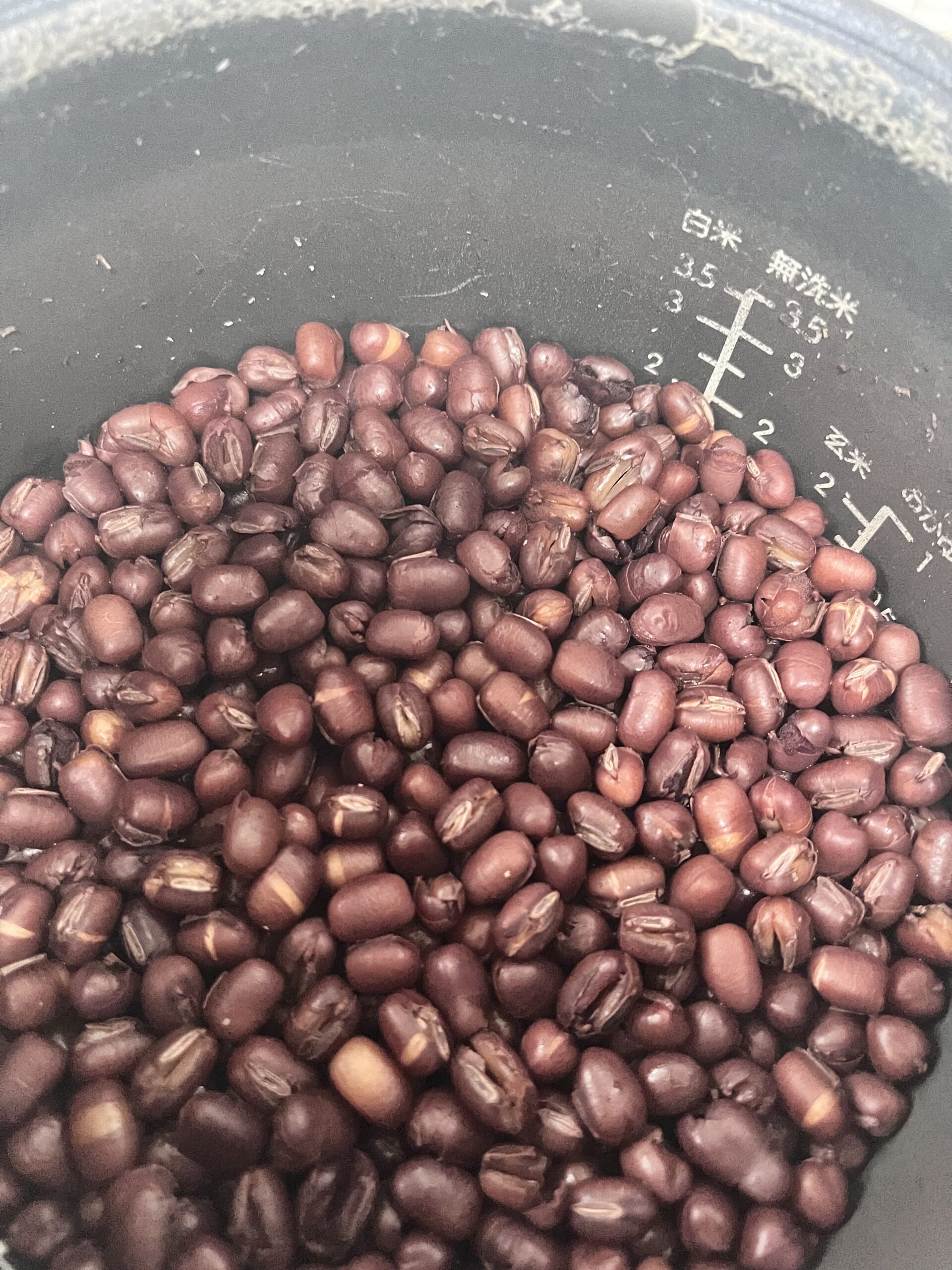 調味料を加えているところ