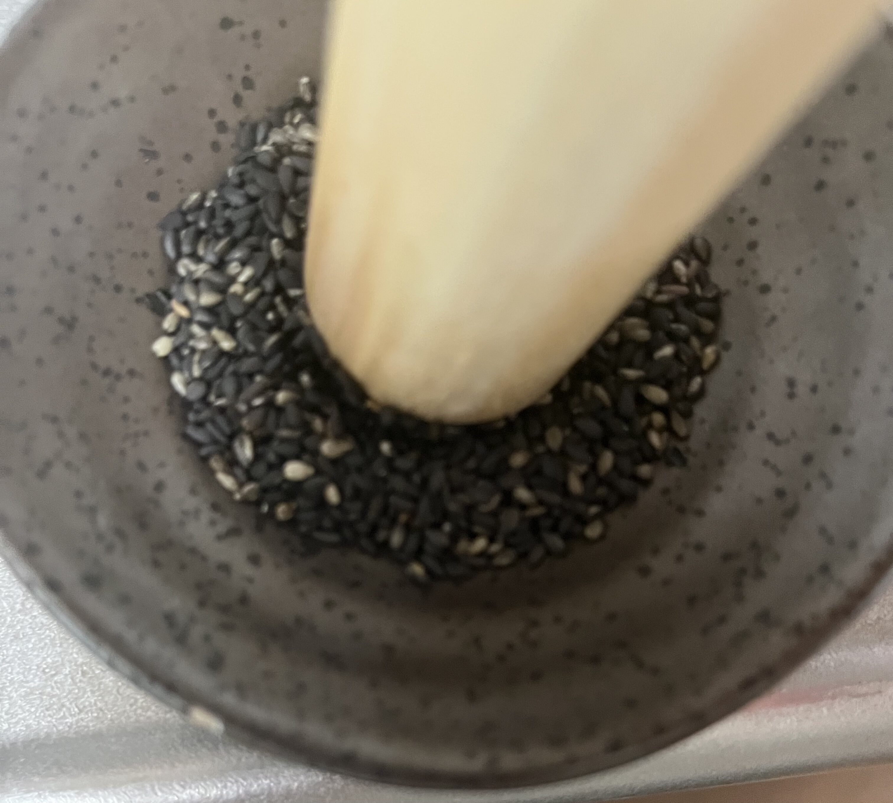 黒ごまをのせる工程1