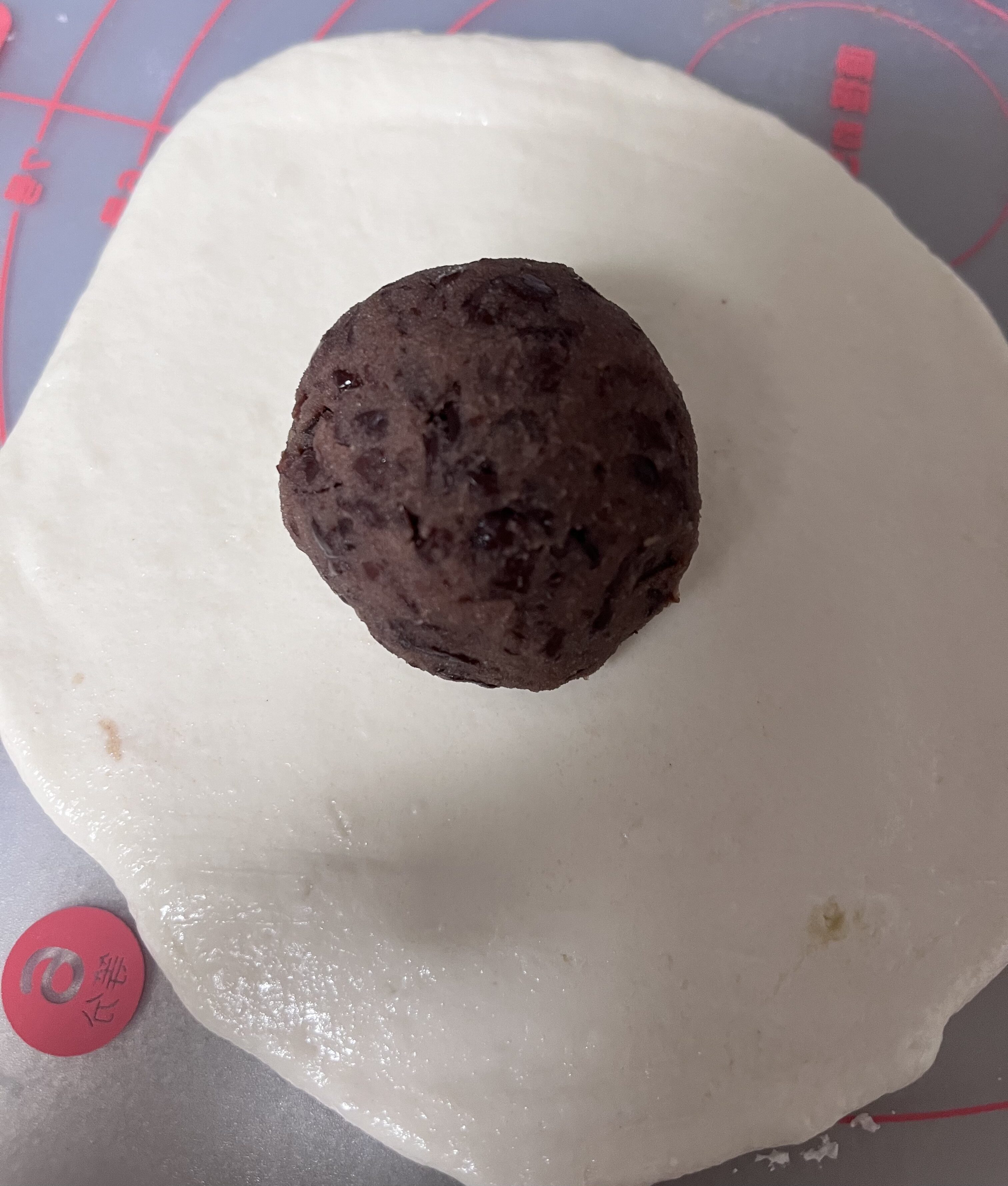 生地にあんこを乗せたところ