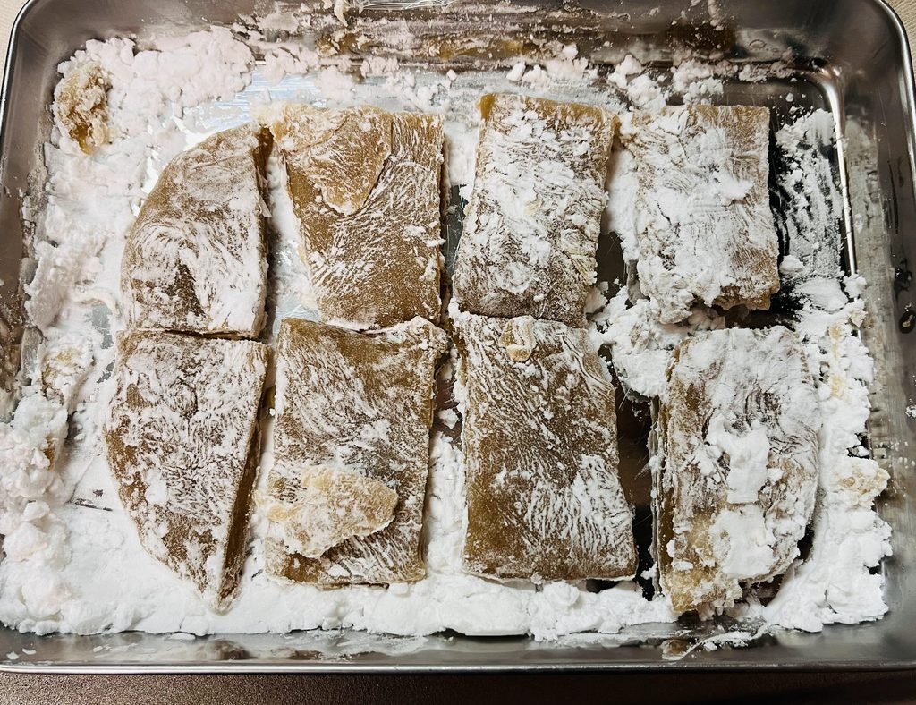 片栗粉をまぶして8切れに切った求肥