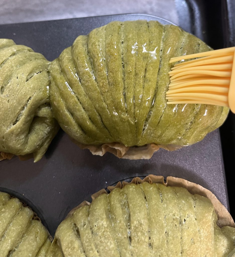 180℃で25分焼き上げた米粉の抹茶ウールロールパン
