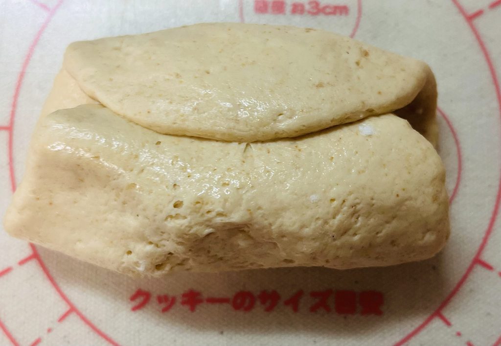 奥側の生地を手前にかぶせて半分に折ったところ
