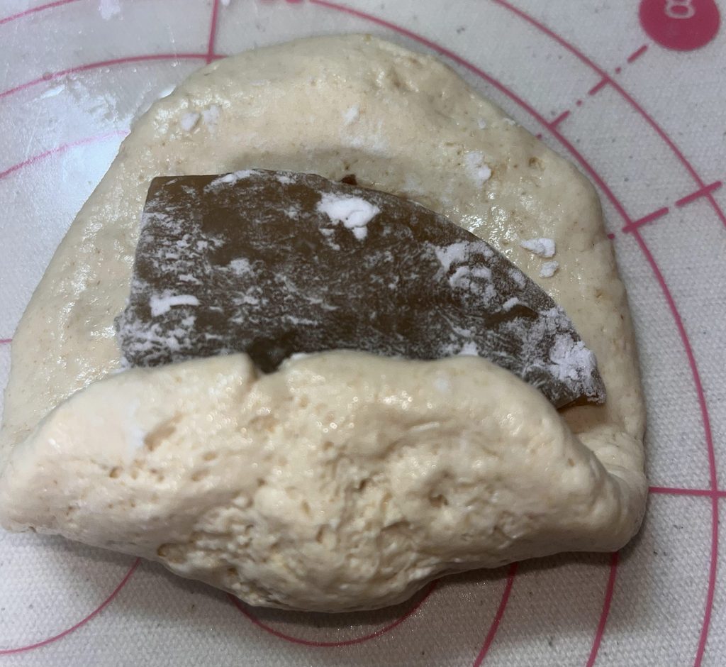 1回目:やわらかすぎる生地に求肥をのせて半分に折ったところ