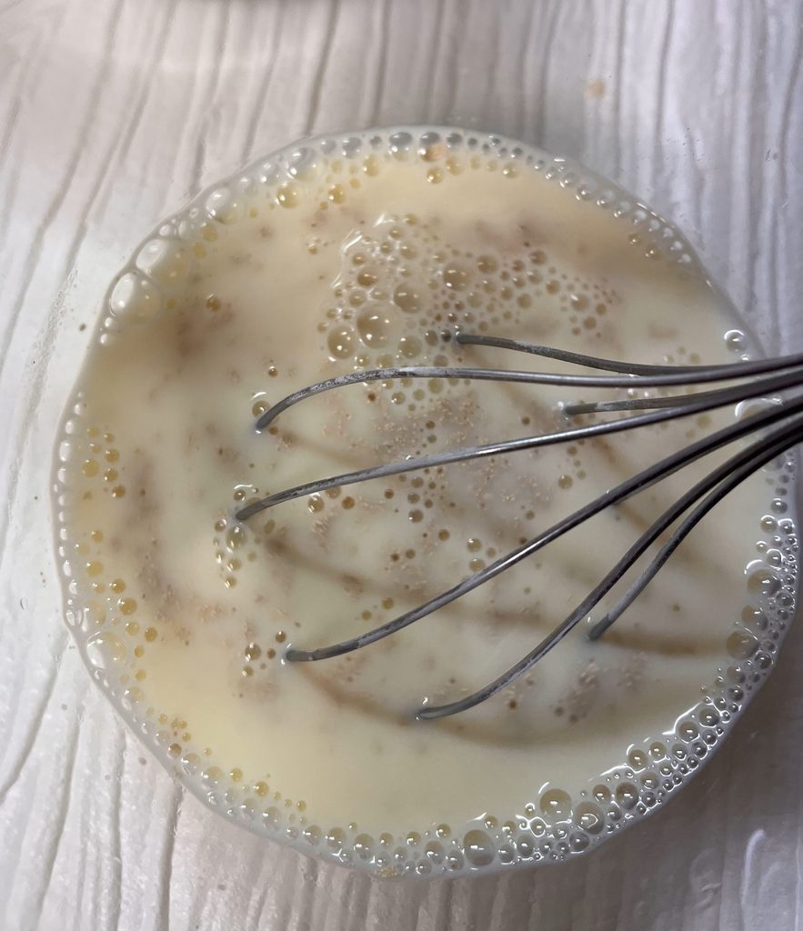 温めた水と豆乳にドライイーストを溶かして、細かい泡が立ったところ