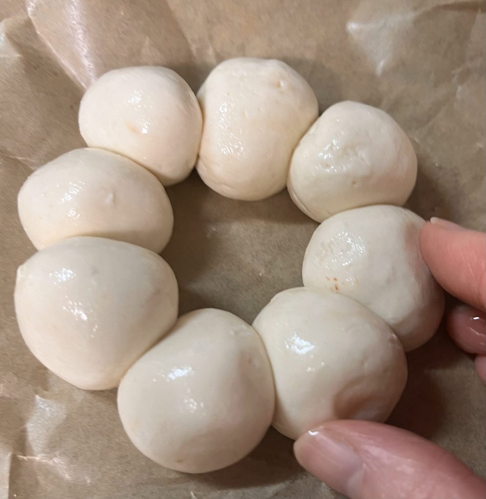 8つの玉をつなげて輪にした、焼く前のドーナツ