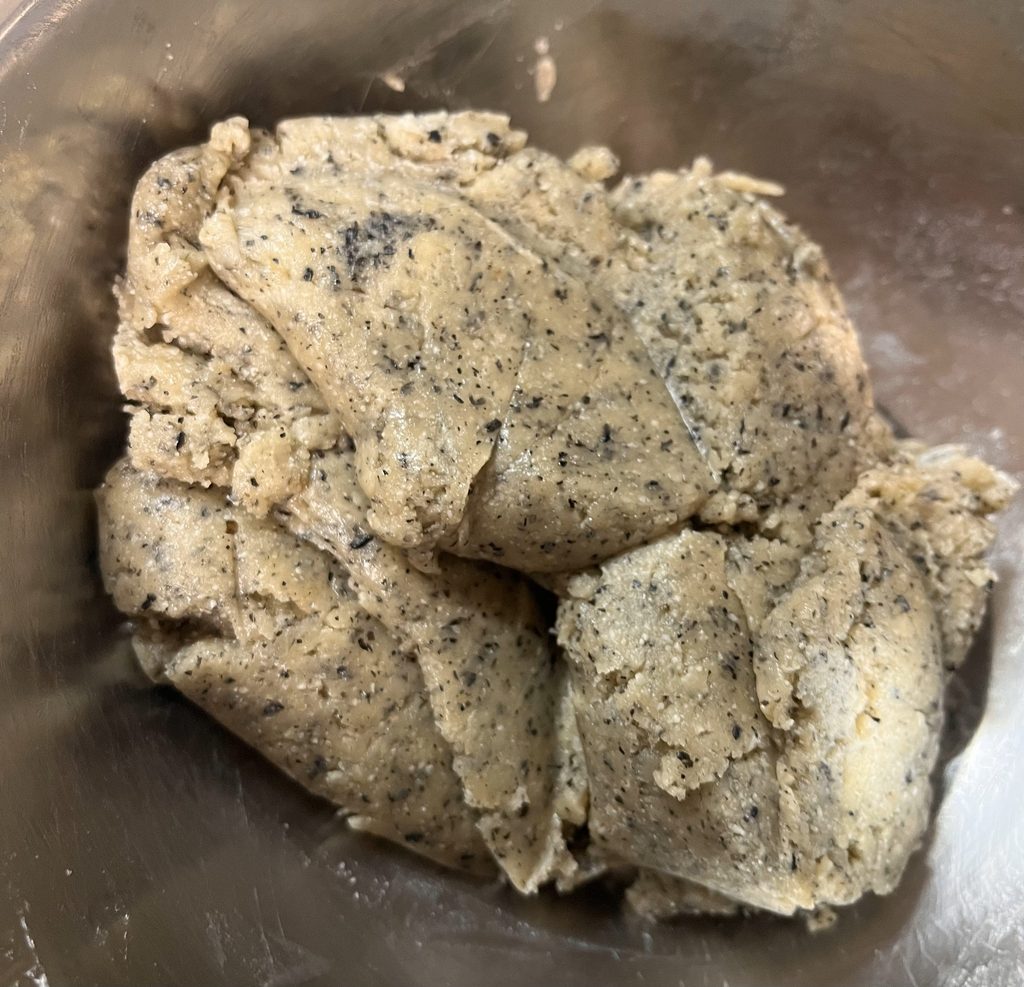 ひとまとめになった、黒ごまのクッキー生地