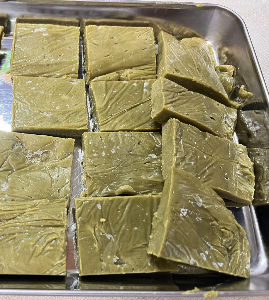 冷凍してブロックに切った抹茶カスタードクリーム