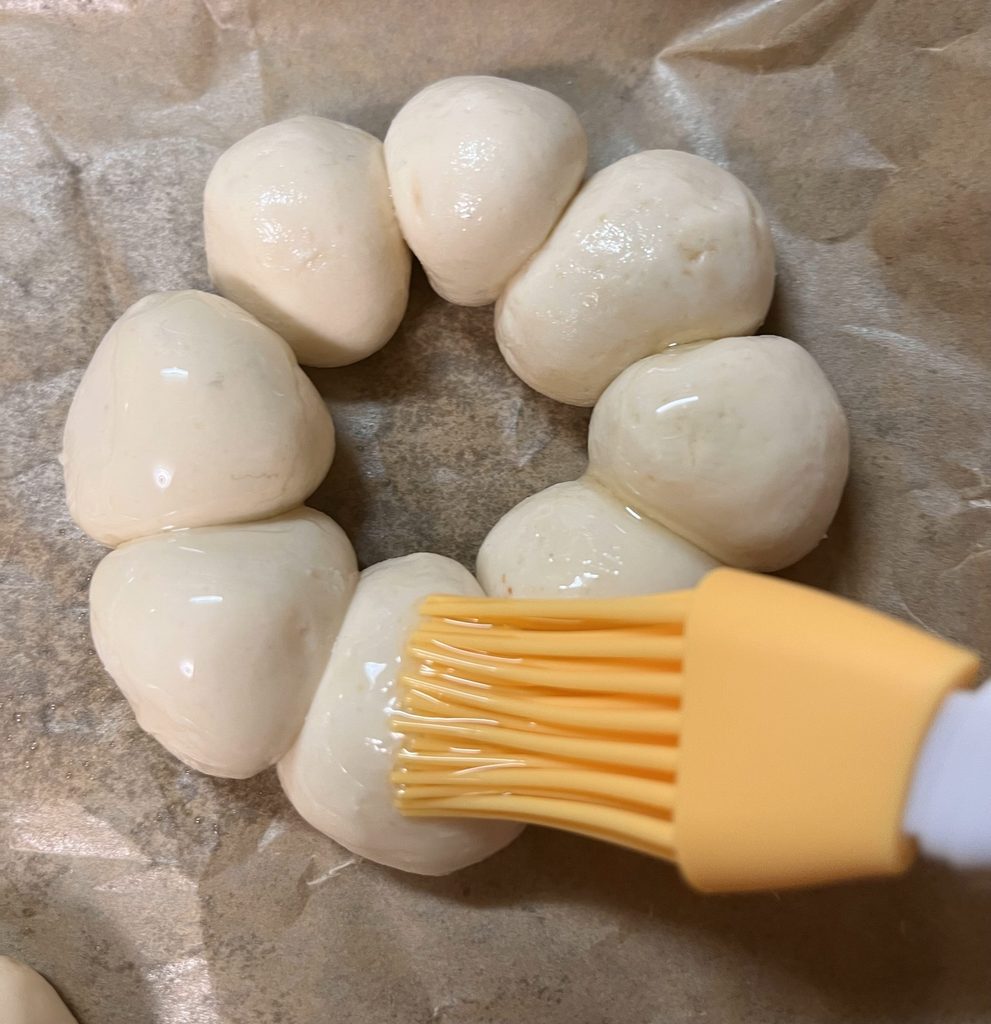焼く前に、刷毛で米油を塗っているところ