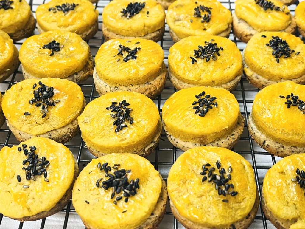 焼き上がった米粉の黒ごまスイートポテトクッキー