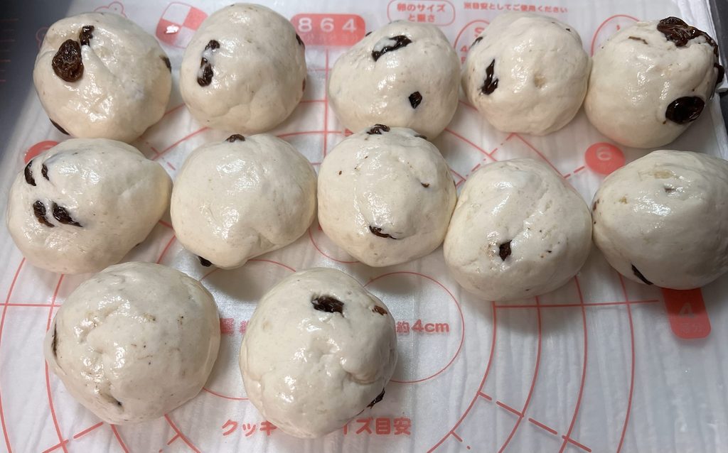 12等分して丸めた、レーズン入りの米粉の生地