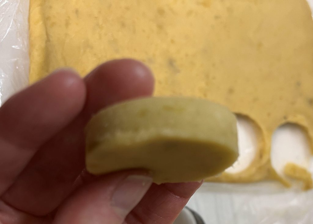 丸く抜いたスイートポテトを手に持ったところ