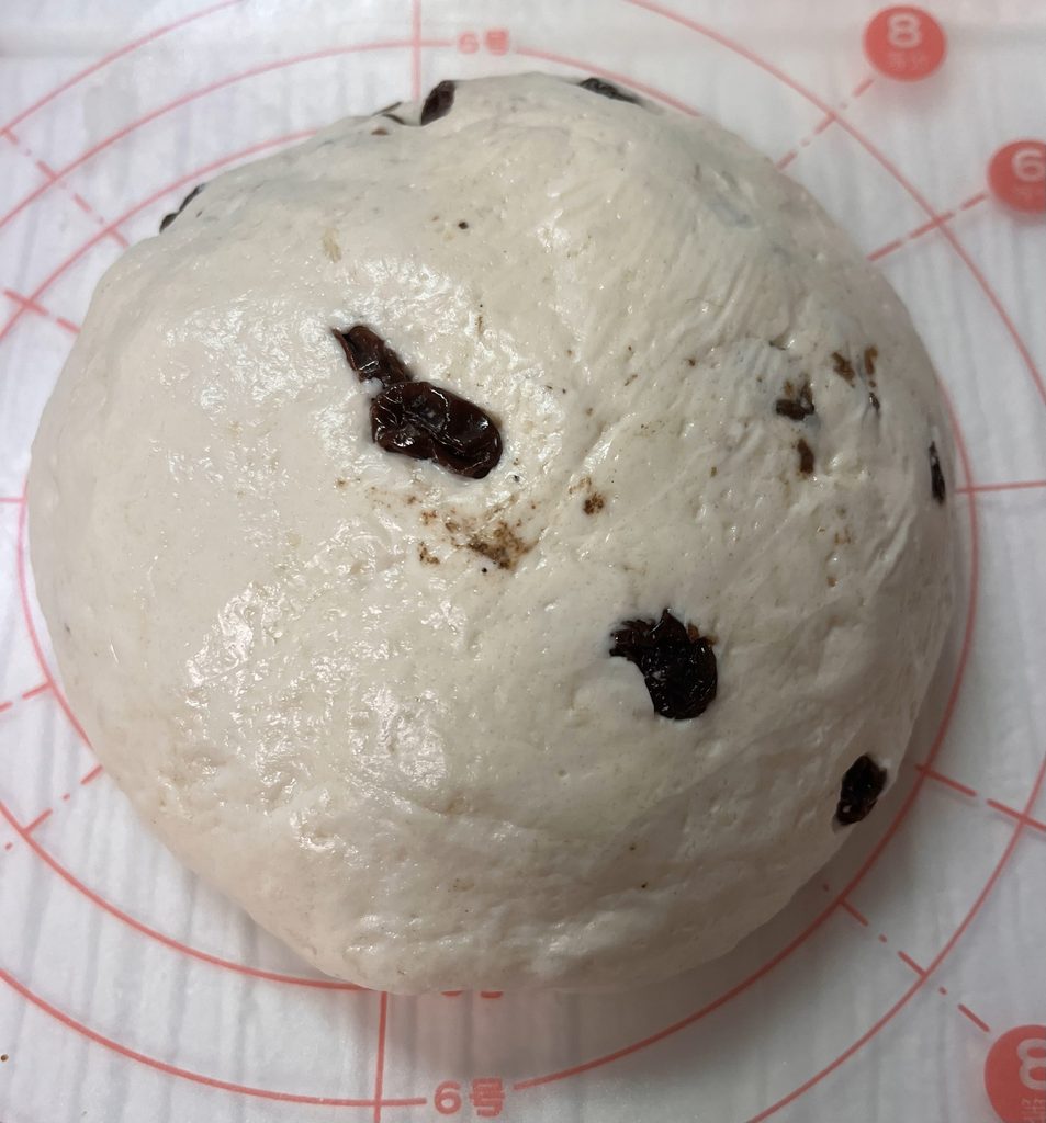 ツルッとひとまとめにした、レーズン入りの米粉の生地