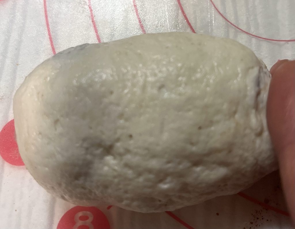 巻いた生地を紙のキューブ型に入れたところ