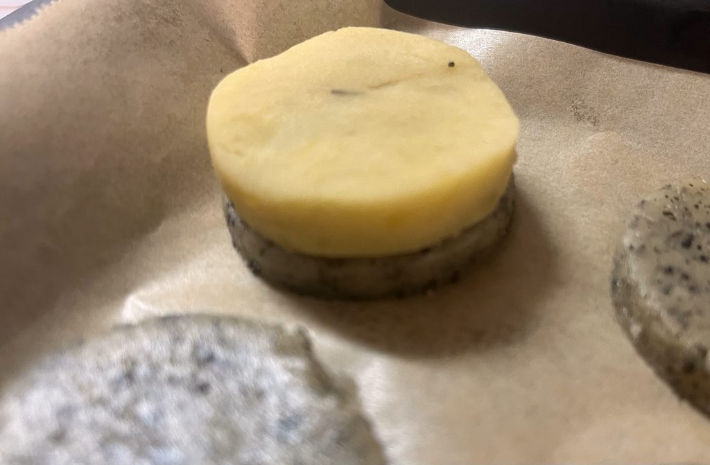 黒ごまのクッキー生地の上に、スイートポテトを重ねたところ