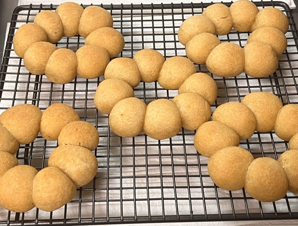 焼き上がった、まだグレースをつけていないドーナツ