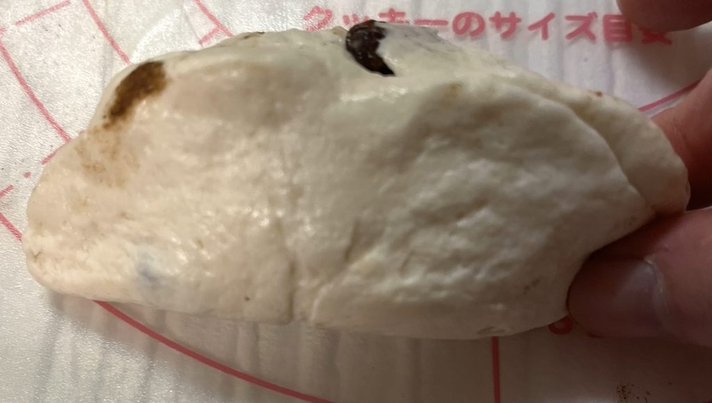 シナモンシュガーと煮りんごを巻き込んで棒状にした米粉の生地