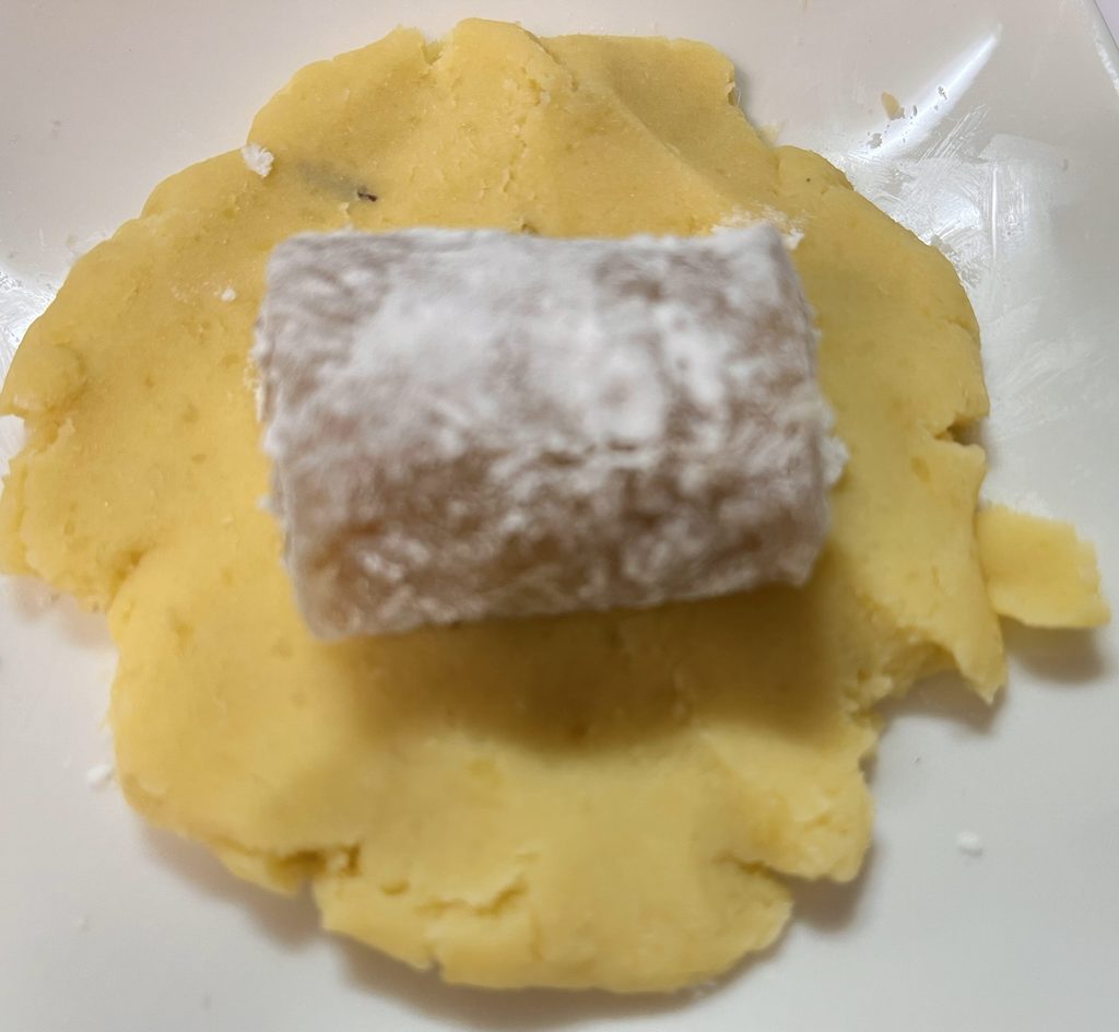 平たくのばしたスイートポテトに求肥をのせたところ
