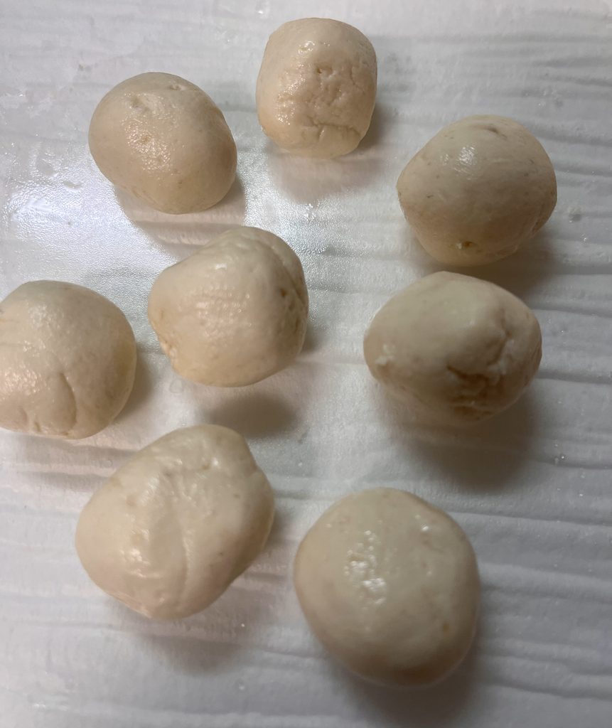 8つに分けて丸めた生地