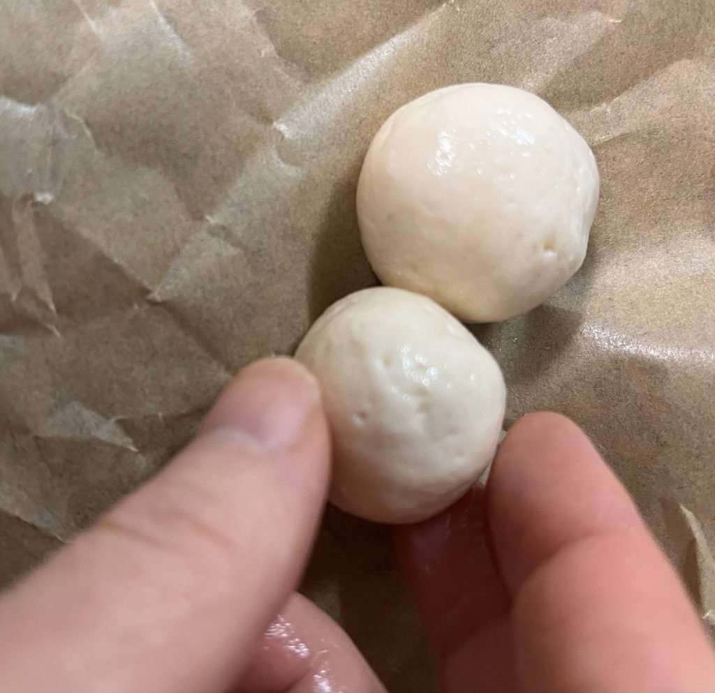 丸めた玉を2つくっつけているところ
