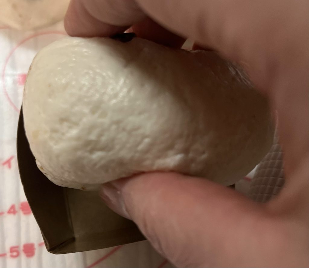 巻いた生地を紙のキューブ型に入れているところ
