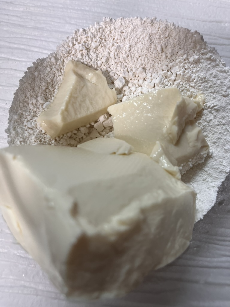 ボウルに入れた白玉粉と絹ごし豆腐