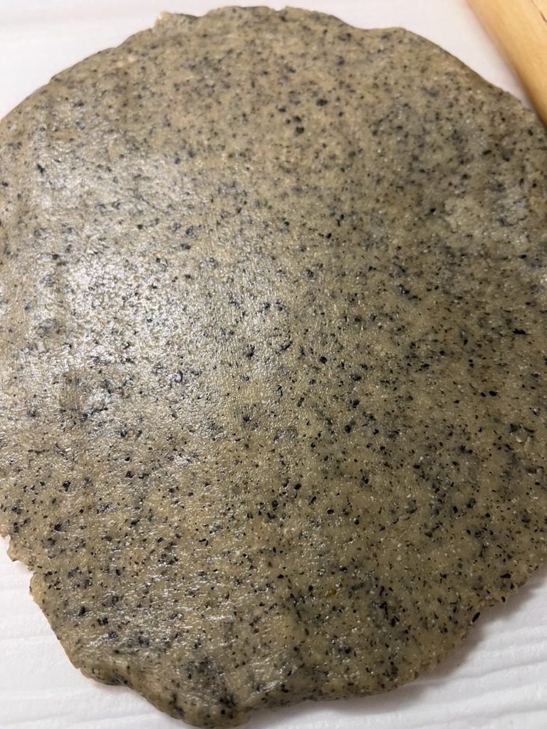 めん棒で平らに伸ばした黒ごまのクッキー生地