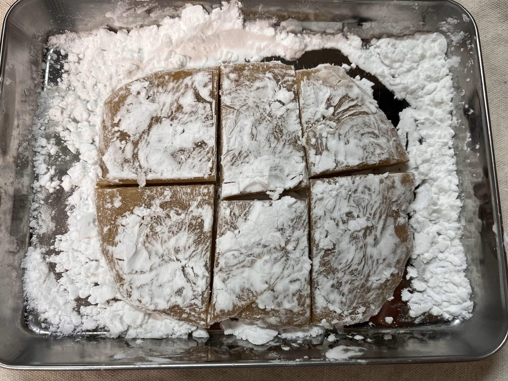 片栗粉をまぶして6切れに切った求肥