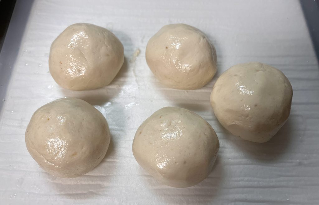 生地を5等分して丸めたところ